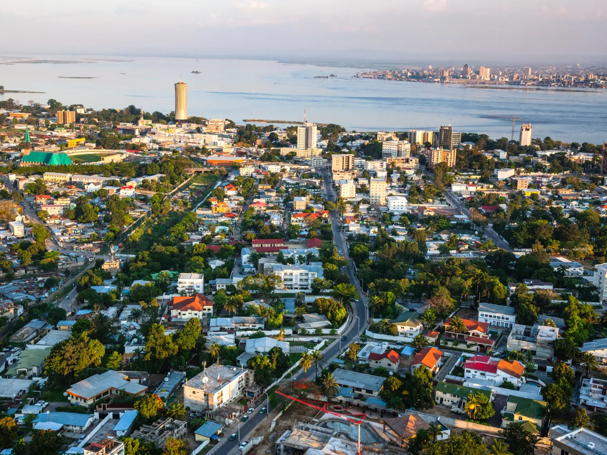 Vue aérienne de Brazzaville, le long du fleuve Congo